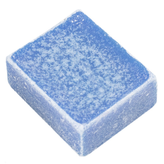 Ein blauer Duftwürfel mit weißen Partikeln 