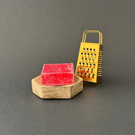 Mini Set mit rotem Duftwürfel, goldener Raspel und hölzerner Schale