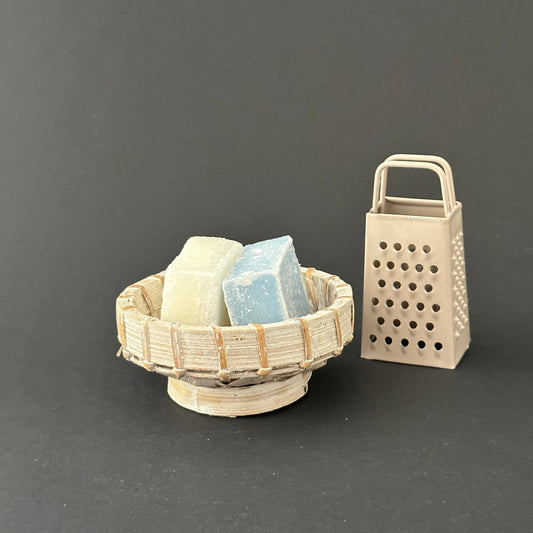 Weiße Bambus Schale mit zwei Duftwürfeln in blau und weiß und einer mini reibe